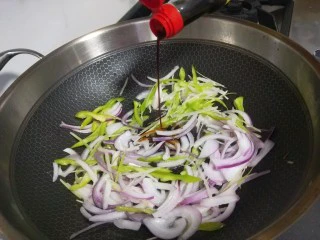 山西小吃炒不烂子,翻炒均匀倒入耗油。