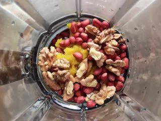 贝贝南瓜坚果饮,再加入干果核桃和花生仁。