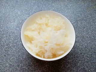 百变水果 苹果香橙银耳羹,干银耳提前一天泡发，20g干银耳泡了一大碗。