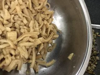 萝卜干炒蚬肉（麻辣风味）,把萝卜干倒入，翻炒。