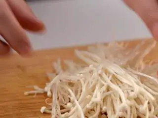 番茄烧菜 竟也有那么多小技巧,2-1 金针菇切尾拆散，番茄切丁