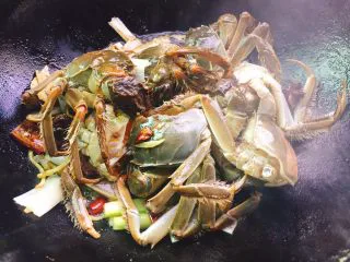 家常菜+红烧大闸蟹,小火炒