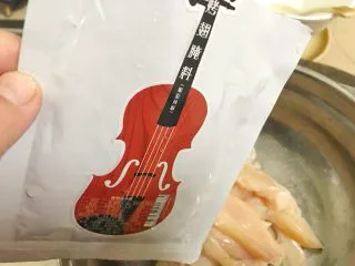 十味 嫩煎鸡柳条（娘惹风味）,倒入娘惹风味腌料。