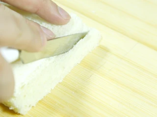 港式茶餐厅小吃,香甜味美的西多士,切去硬边后两片面包裁成同样大小