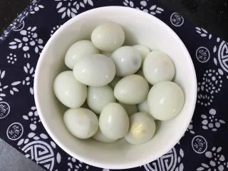 花胶莲子银耳糖水,鹌鹑蛋去壳备用