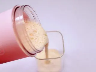 香蕉蜂蜜奶昔,把打好的汁，倒入杯子里就可以喝了。