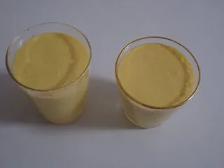 秒杀甜品店的，简单做法的杨枝甘露！,将1个芒果、炼奶、椰浆、白砂糖放入榨汁机中 榨成芒果浆，包上保鲜膜放冰箱冷藏半小时左右。