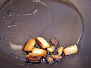 宫保鸡丁(最正宗最讲究的做法),慢慢炼出猪油，把油炸丢掉即可。 (这个过程比较漫长，因此在炼猪油的时候我们同时进行后面的步骤。)