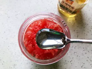 蜂蜜荔枝西柚汁,加入蜂蜜,可以根据自己的嗜甜程度加,我加了两勺