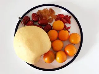 冰糖雪梨金桔饮,准备好需要的食材。