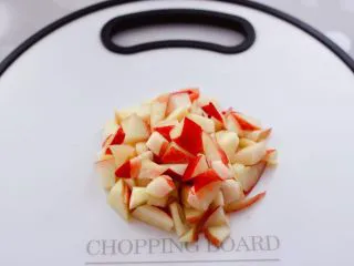 水蜜桃车厘子奶昔,把洗净的水蜜桃沥干水分后，用刀切成小块。 