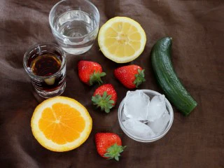 冰爽水果鸡尾酒(皮姆一号酒),备好材料:Pimm’s No. 1(皮姆一号)、雪碧(sprite)、黃瓜、橙子、草莓、柠檬和冰块 注:通常用柠檬汽水(lemonade),如果没有可用通宁水(tonic water)、七喜(7 UP)或雪碧(Sprite),没有太大的区别。