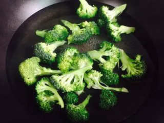 西兰花炒白玉菇,锅中加入清水大火烧开放入清洗干净的西兰花