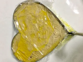 创意鹅肝甜点,融化后的黄油淋在整理好的鹅肝酱表面,然后保鲜膜封好,降温后放入冰箱冷藏定型或快速冷冻(定型后即可取出)