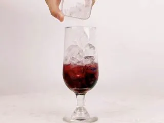 花看半开，酒饮微醺，是人生最好的状态,倒入适量冰块