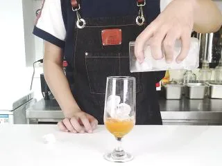 简单制作解渴冷饮，网红水果气泡水,倒入适量冰块