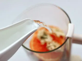 时令水果养生茶,最后倒入不超过水位线的纯净水。