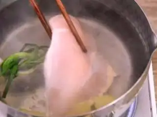 水果入菜，风味绝妙——酸辣芒果鸡丝,葱姜水烧开，倒入料酒，下鸡胸肉