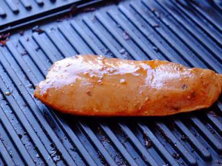 秘制异国风味鸡胸肉腌料&绝佳搭配 （减肥必备）,取出腌制了一晚的鸡胸肉 放在滋滋烤肉盘上 煎至两面金黄