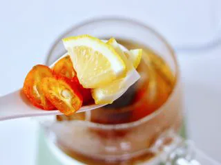 玫瑰水果小种红茶,加入金桔和柠檬片。