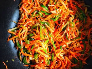 简单不放油的 鱼香肉丝,混合均匀即可 (不用炒太久 以防青椒丝变老 口感和色泽不好看)