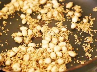 武汉小吃 糯米包油条,花生米、白芝麻,放入平底锅小火炒香,直至变为金黄色即可拿出放凉。