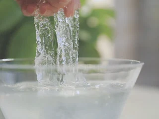 星空雪燕杯「厨娘物语」,15g雪燕放入500ml清水中泡发15小时,泡发至可以拉丝,中间没有结块。(泡发雪燕要放足够的水,期间可以换水,但也不可以泡发太久雪燕会融化)