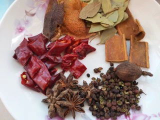 秘制红烧牛肉,准备配料：桂皮、香叶、草果、八角、陈皮、花椒和干辣椒段