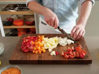 土耳其风味红扁豆汤,将灯笼椒洗净，土豆、胡萝卜和洋葱削皮，切成易入口的小块。番茄切半，蒜和辣椒剁碎。