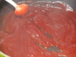 老北京小吃之“山楂糕”,搅拌到水份蒸发,用勺子划开不会立刻粘合到一起,这个状态就可以做成凝固状态的山楂糕了。