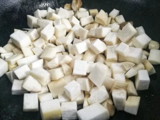 超下饭的双椒杏鲍菇,锅烧热，放入杏鲍菇煸炒出水分。