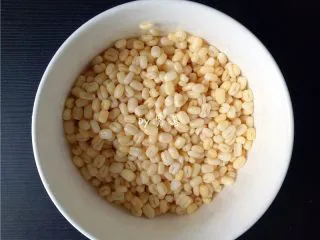 绿豆薏仁糖水,绿豆被浸泡得脱皮了，索性将绿豆全部脱皮；