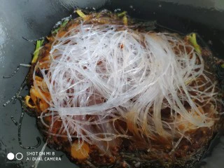 香辣粉丝包菜,放入粉丝。