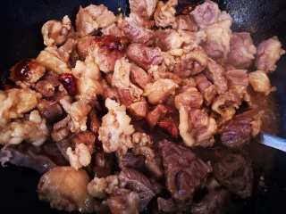 秘制红烧牛肉,翻炒