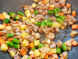 东北风味小炒,待变色后加入辣椒一起翻炒均匀。