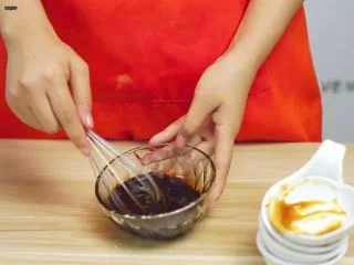 必吃的广东小吃——广州肠粉,搅拌均匀