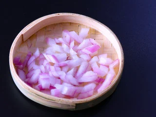 下饭菜芹菜炒肉末,洋葱也切碎,切洋葱的时候,放一碗冷水在洋葱旁边,这样在切的时候就不会流眼泪啦。