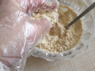 老北京小吃艾窝窝,然后带上手套沾点熟面粉,以防止熟糯米粘手。