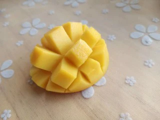 缤纷水果西米露,把三种水果都处理一下,全部切成丁备用