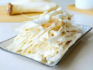 【孜然杏鲍菇】PK烧烤金针菇，完胜~,顺着杏鲍菇生长的方向，撕成0.5厘米的丝状~ 不要用刀切，口感绝对不一样~