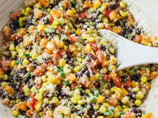 西南风味中东小米沙拉,拌匀，放在冰箱中冷藏，吃的时候取出。