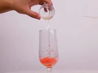 超满足的西柚果咖,喝一口幸福感爆棚,倒入竹蔗冰糖糖浆