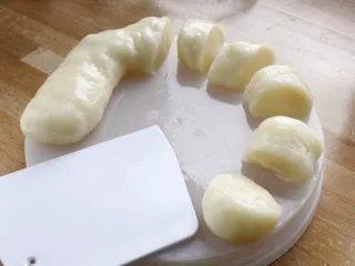 闽台风味茶点心豆沙糯米糍,8．将糯米面团揉成长条，分成若干等份。 