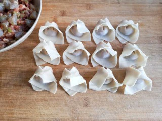 锦卤馄饨——《风味人间》复刻版,包好的馄饨先放在一边。