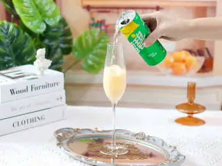 养乐多红酒气泡饮,这个时候倒入适量雪碧。