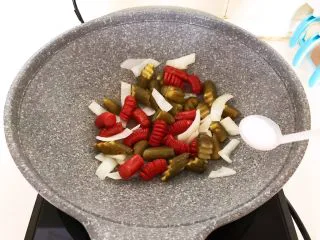 10分钟快手菜 肉粒多风味香肠炒俄式乳瓜,加入精盐调味