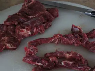 八珍盛宴：过年少不了的零食风味牛肉干 ,牛肉用厨房纸擦干水分，切成1-1.5厘米厚牛肉条