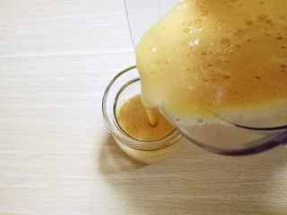 #冬喝暖饮夏吃冰#健康低卡-芒果酸奶昔,将做好的芒果酸奶昔,倒入杯中。