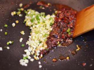 正宗地道的麻婆豆腐,调大火放入葱姜蒜末炒香。