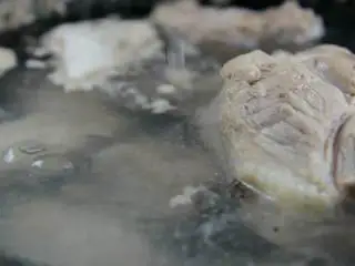 天气转凉，煲一锅莲藕排骨汤暖暖胃吧,大火烧开，撇去浮沫后捞出备用。